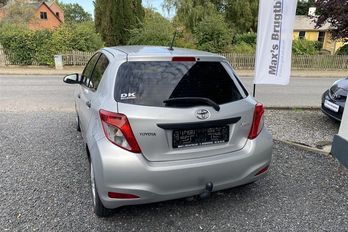 Toyota-Yaris-2012