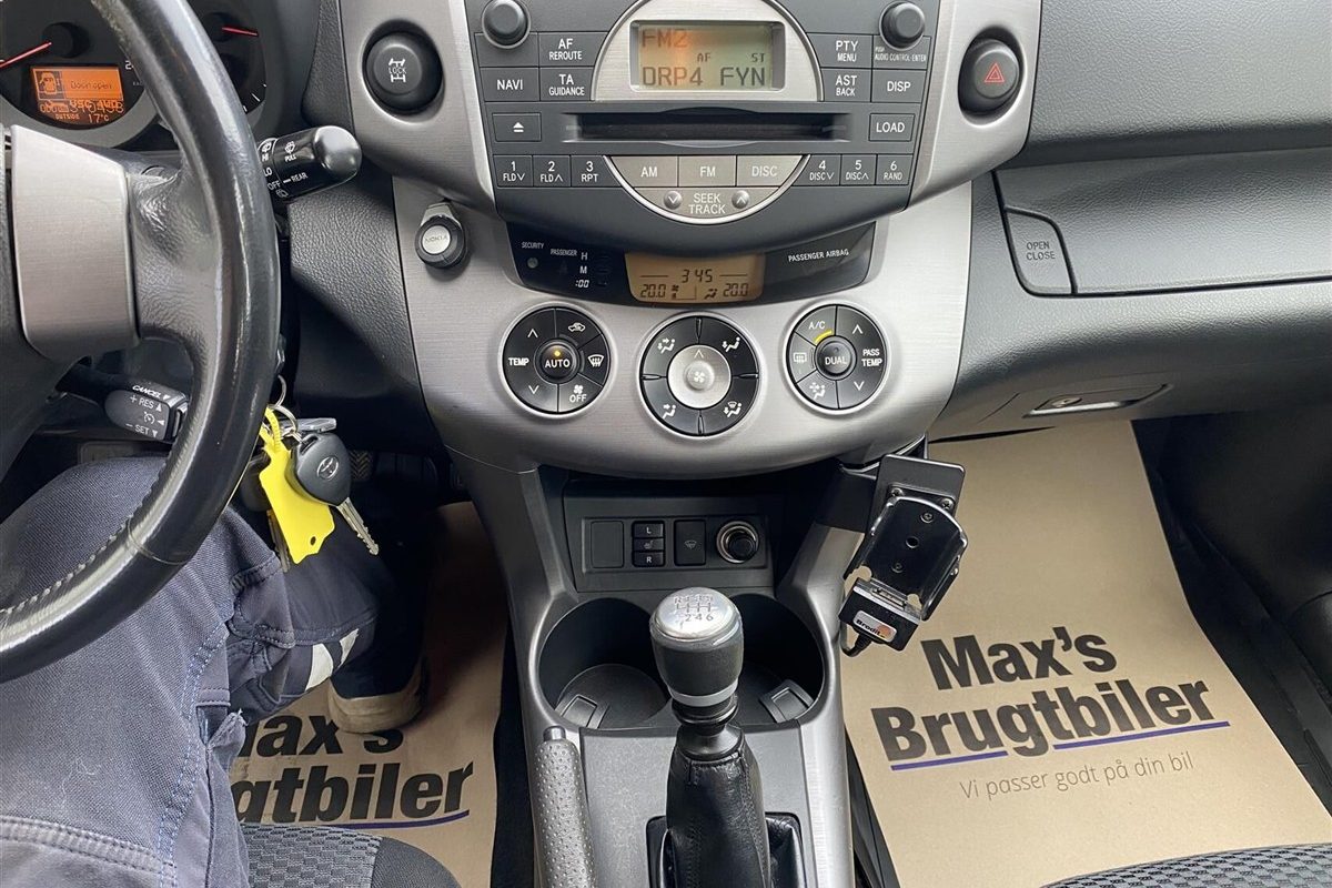 Toyota-RAV4-2007-5