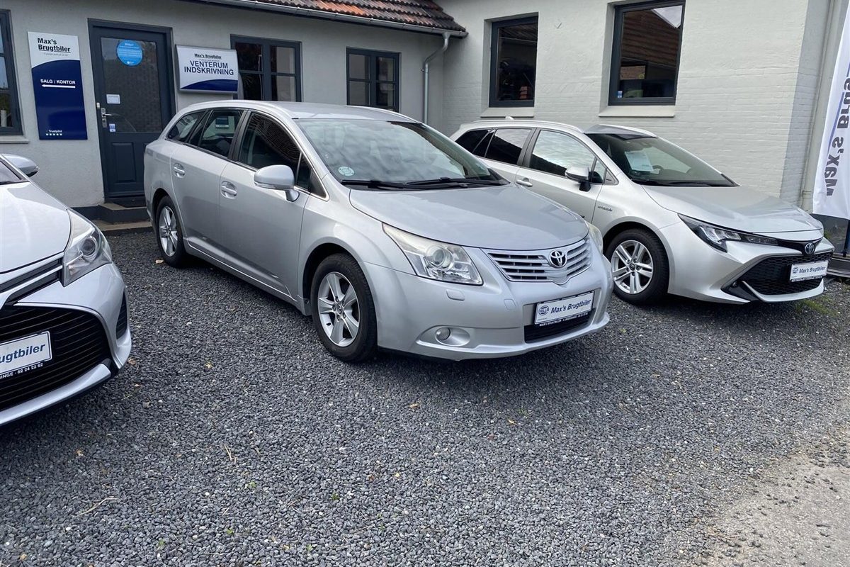 Toyota-Avensis-2010-1