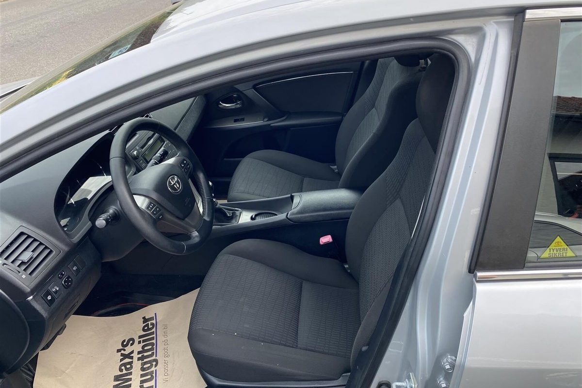 Toyota-Avensis-2010-10