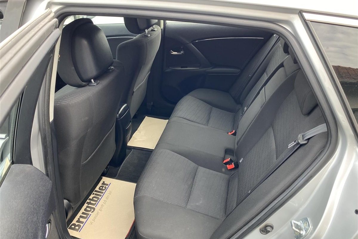 Toyota-Avensis-2010-11