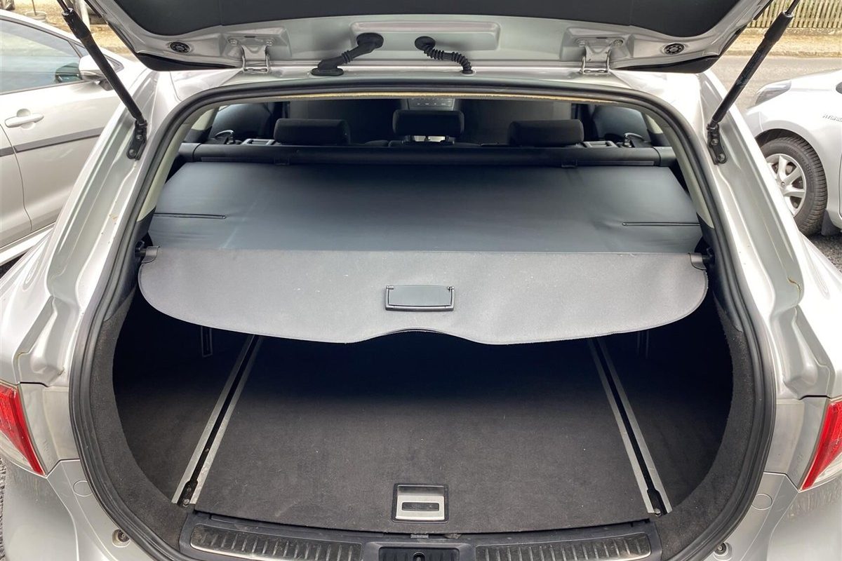 Toyota-Avensis-2010-12