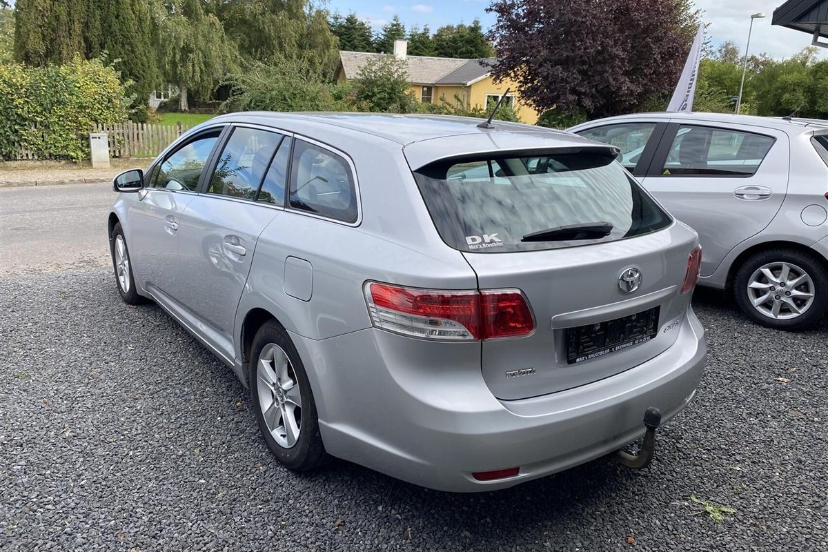 Toyota-Avensis-2010-2