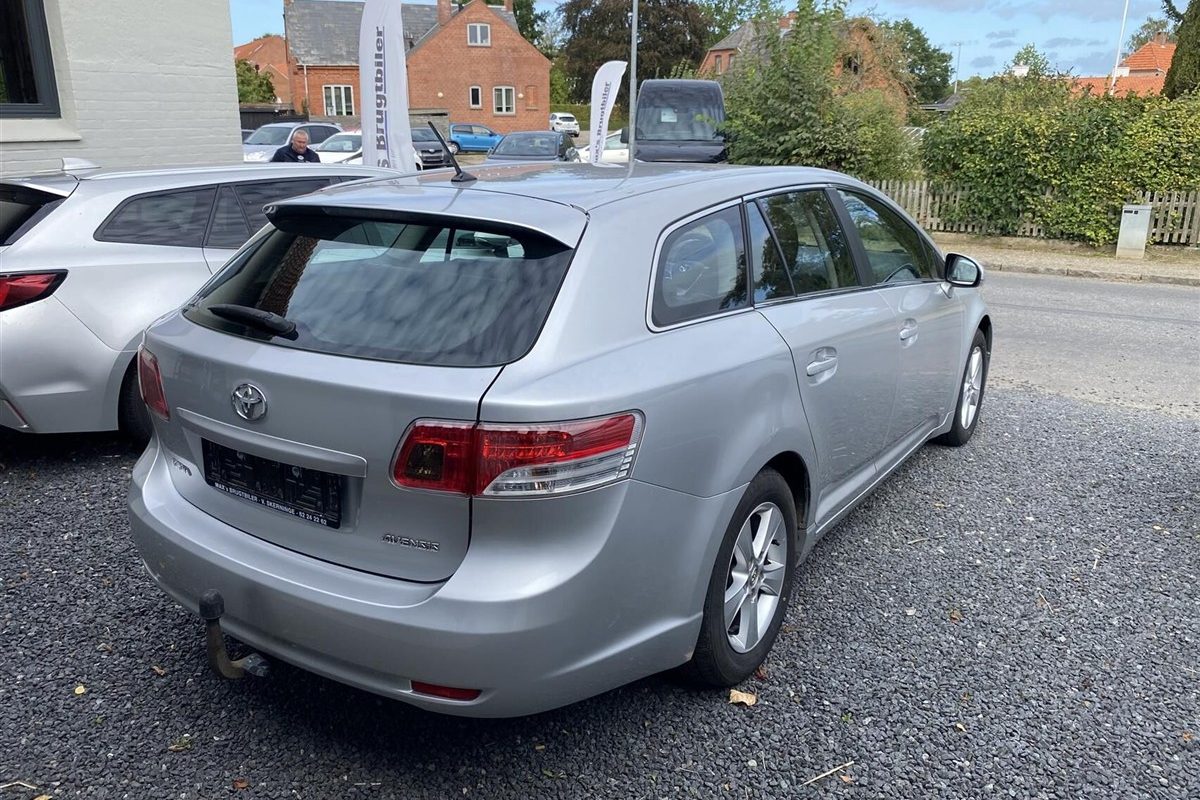 Toyota-Avensis-2010-3