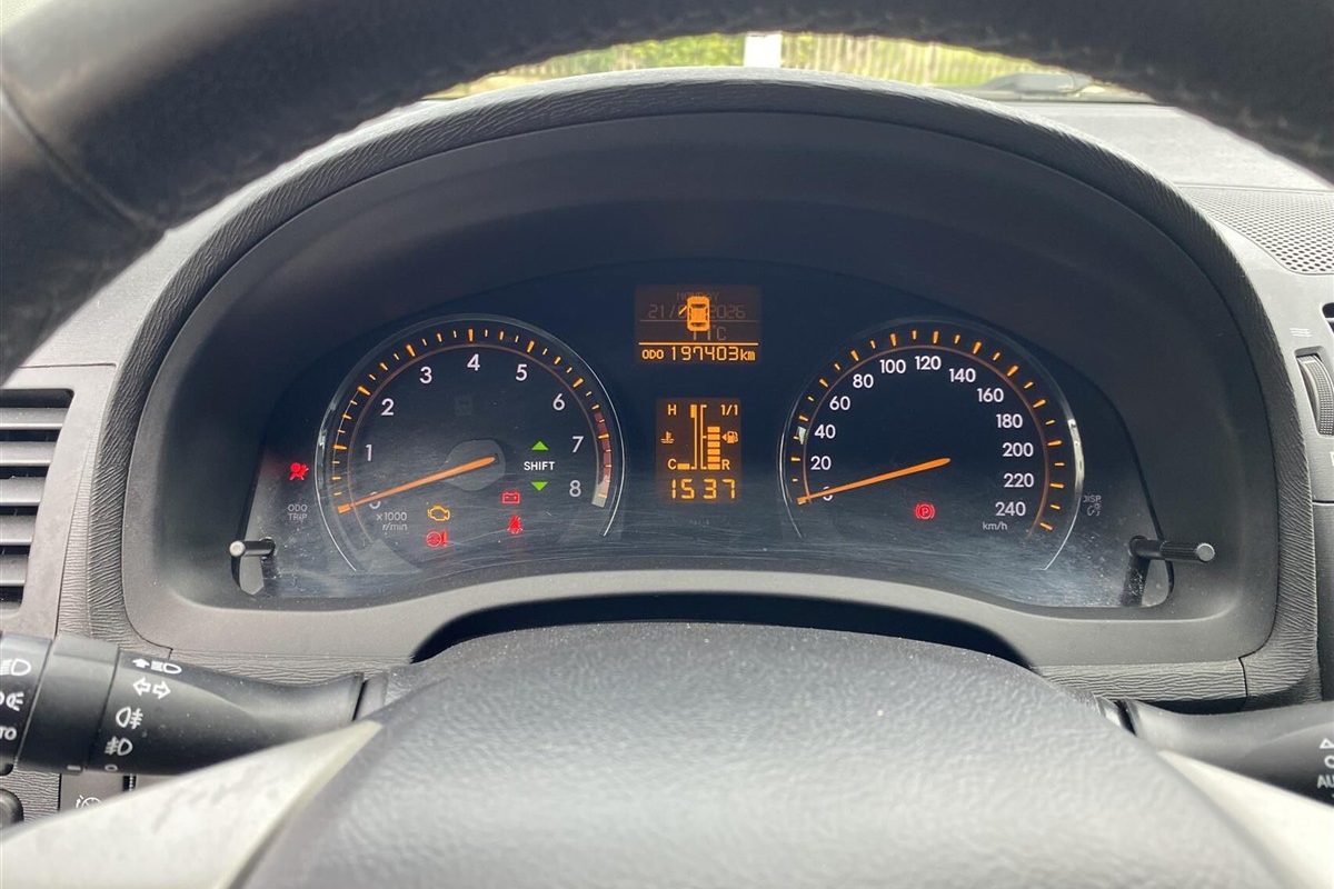 Toyota-Avensis-2010-4