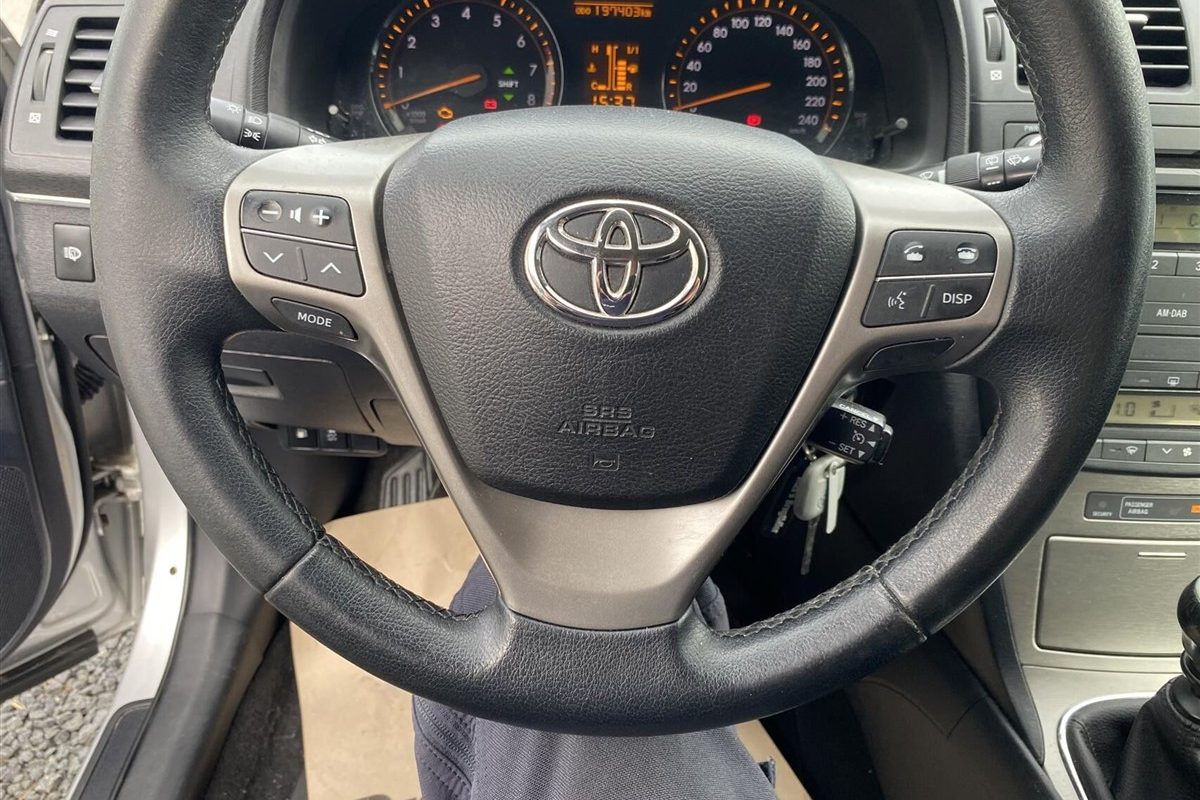 Toyota-Avensis-2010-5