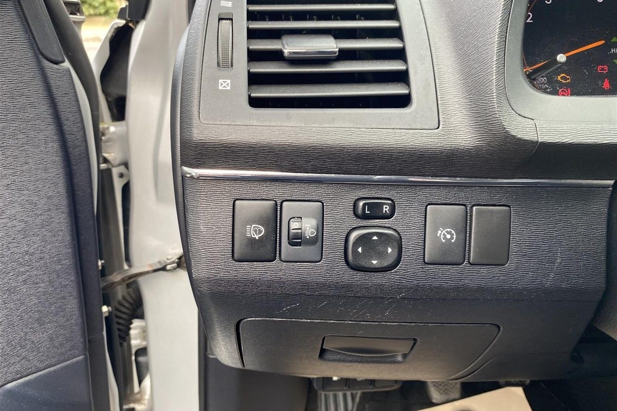 Toyota-Avensis-2010-6