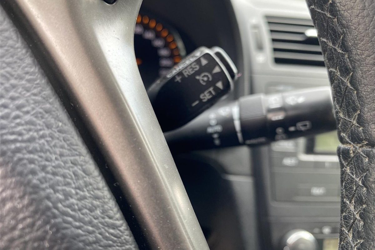 Toyota-Avensis-2010-7