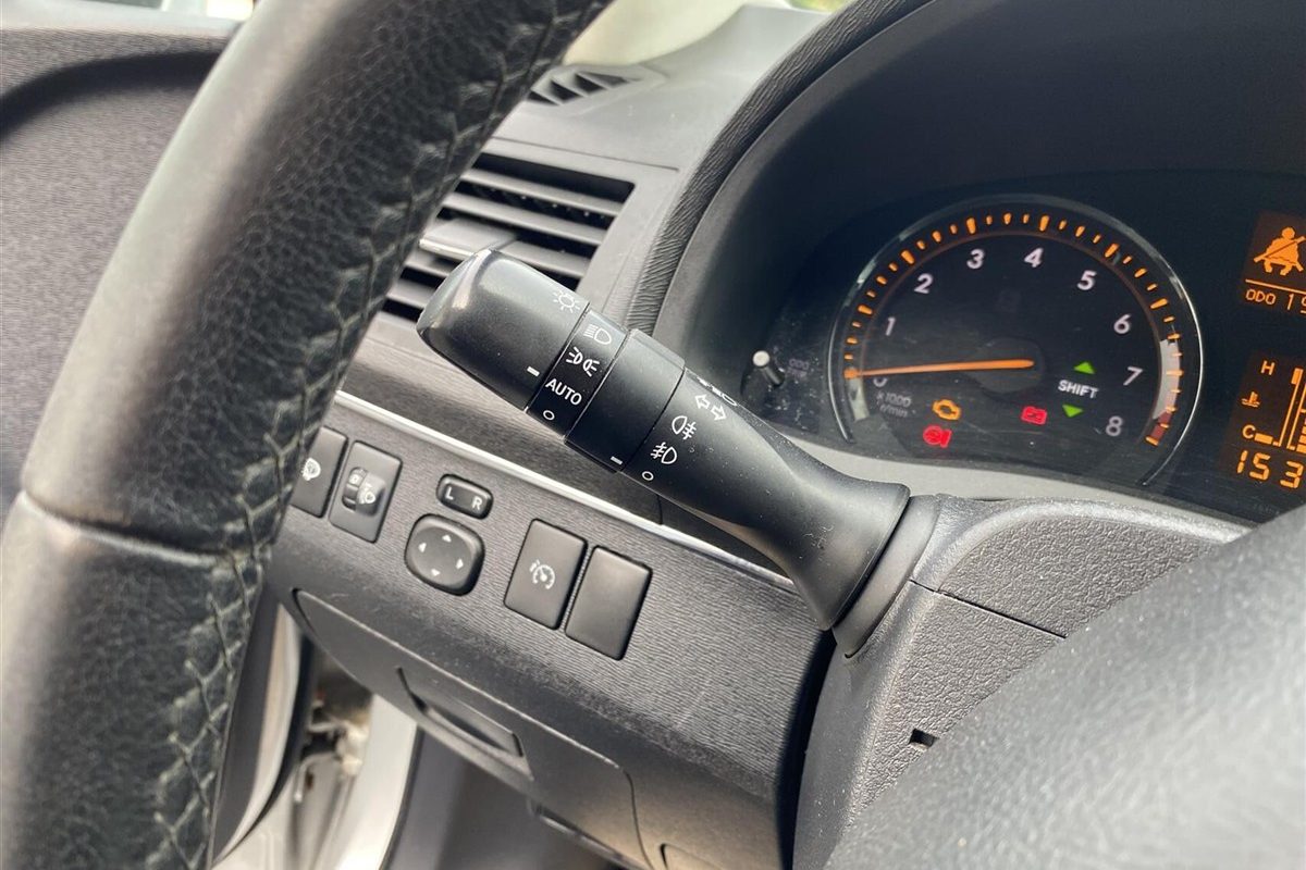 Toyota-Avensis-2010-8