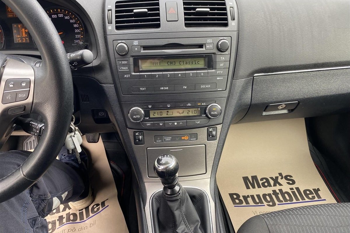 Toyota-Avensis-2010-9