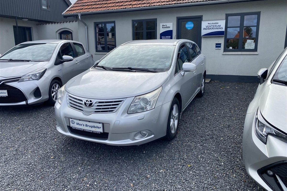 Toyota-Avensis-2010