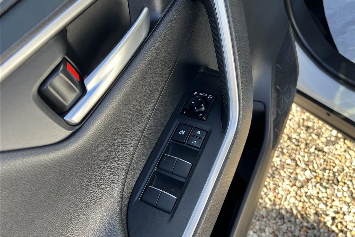 Toyota-RAV4-2019-10