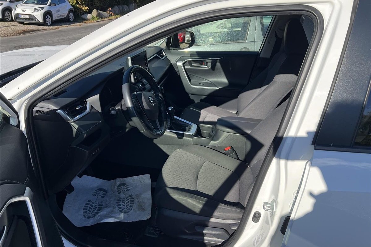Toyota-RAV4-2019-13