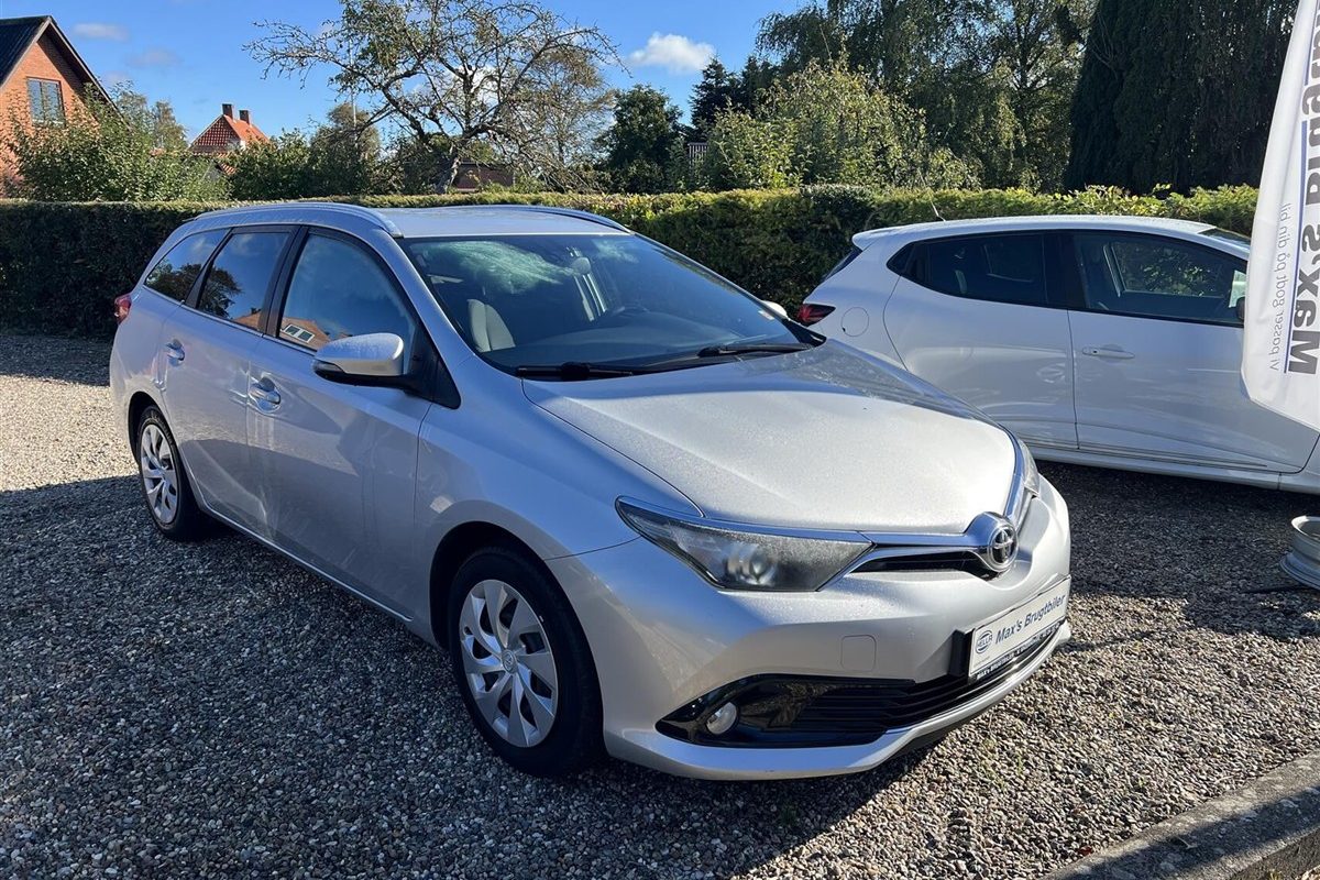 Toyota-Auris-2015-1