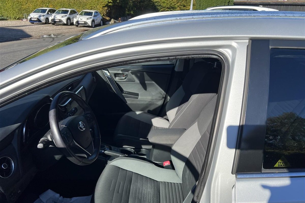Toyota-Auris-2015-10