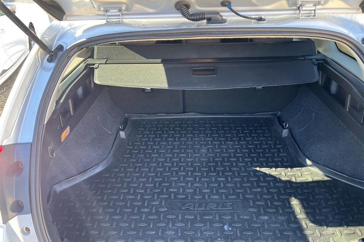 Toyota-Auris-2015-11