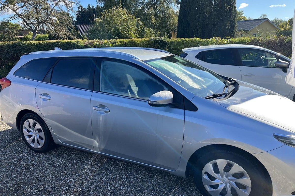 Toyota-Auris-2015-2