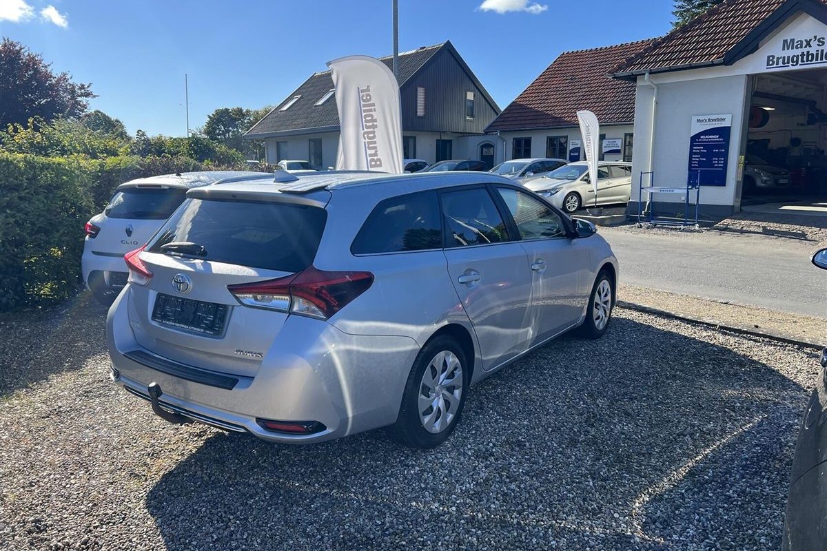 Toyota-Auris-2015-3