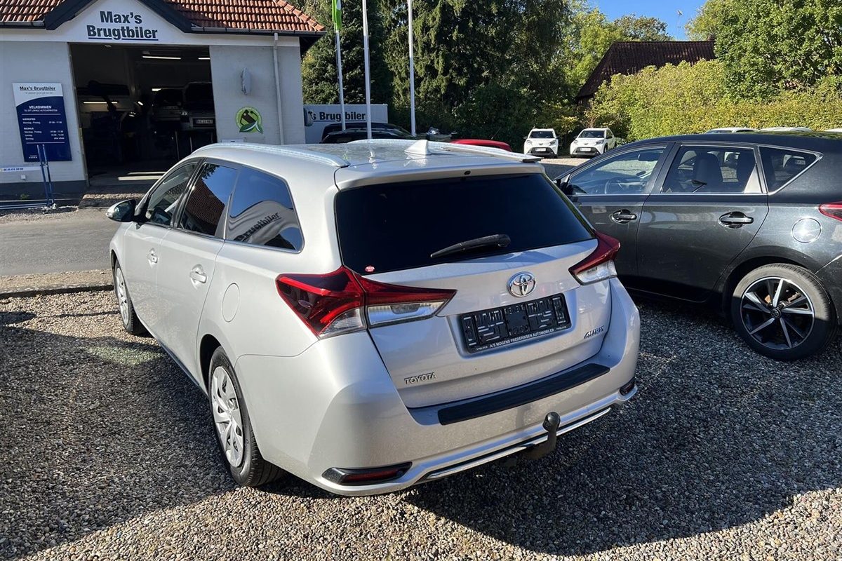 Toyota-Auris-2015-4