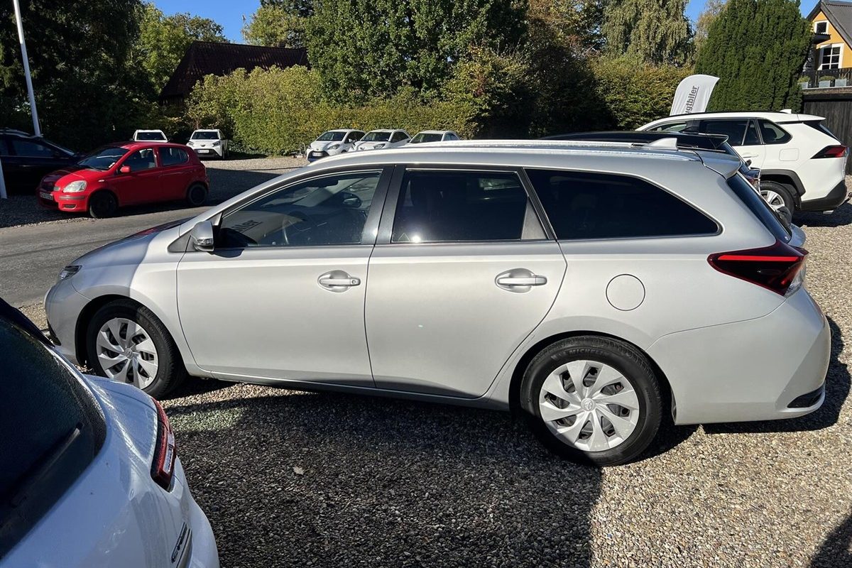 Toyota-Auris-2015-5