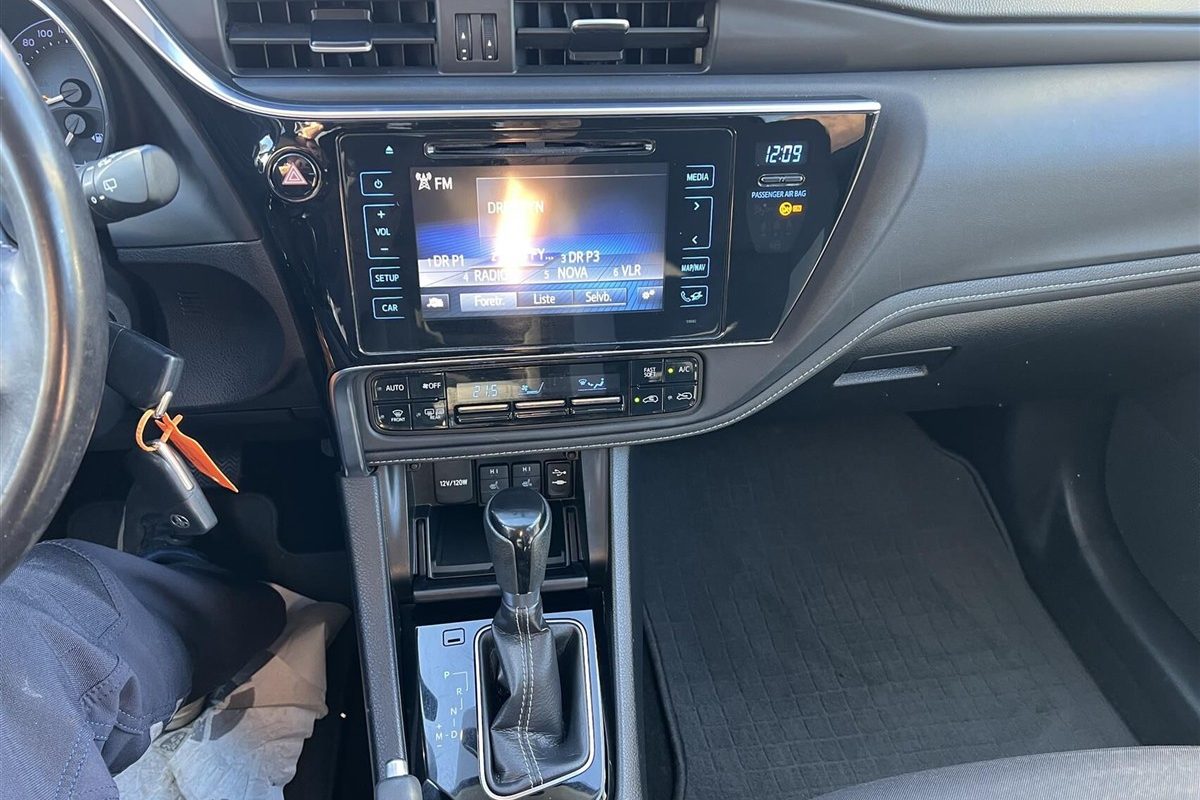 Toyota-Auris-2015-8