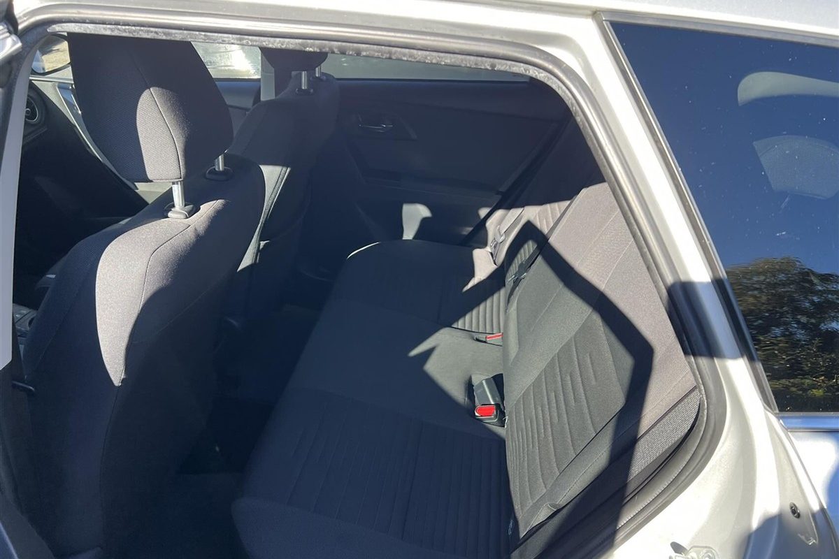 Toyota-Auris-2015-9